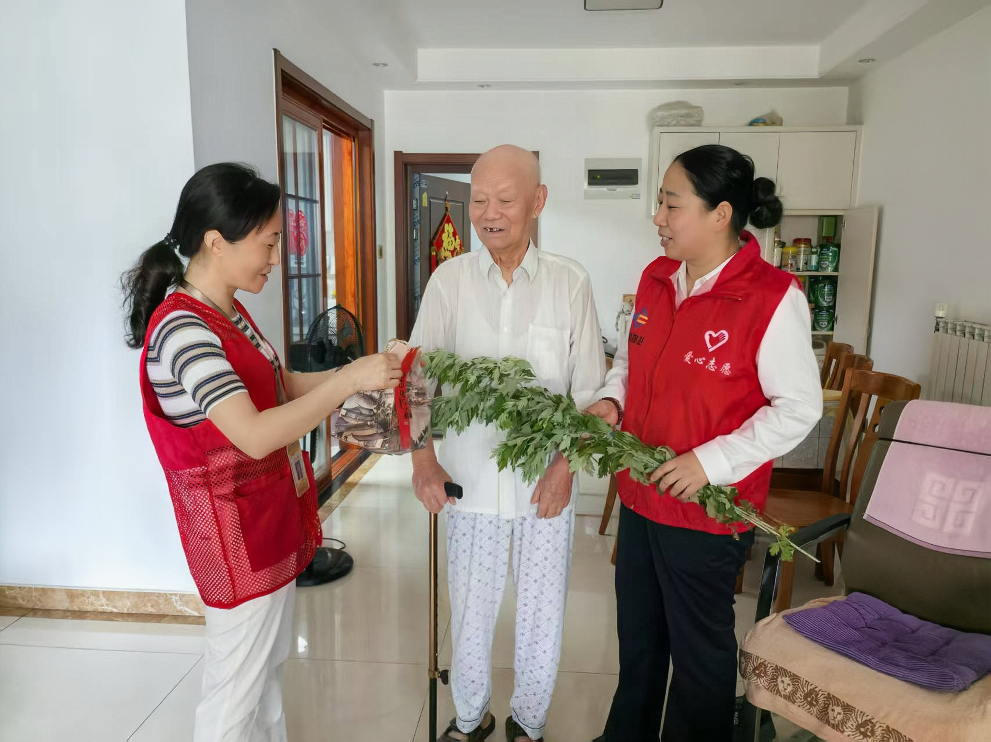 “琥珀助老團”牽起企業(yè)與社區(qū)老人的紐帶